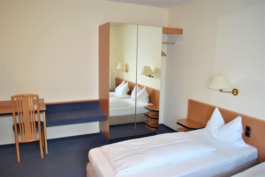 Hotel Garni Am Schaefersberg Niedernhausen Room photo