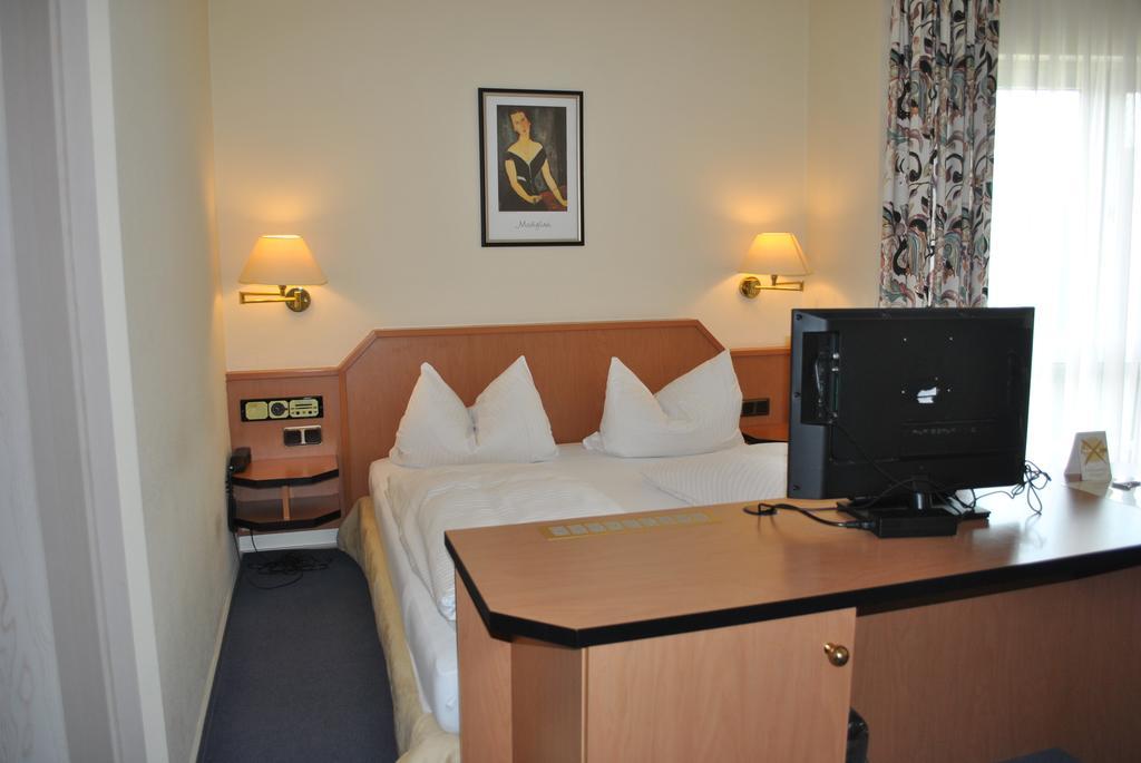 Hotel Garni Am Schaefersberg Niedernhausen Room photo