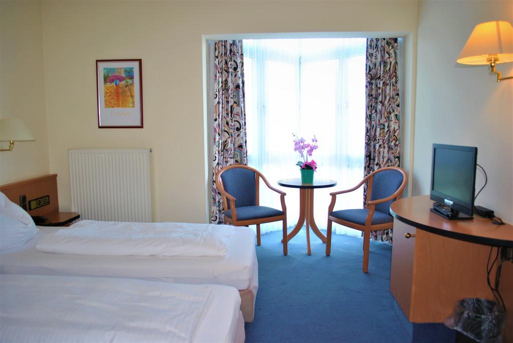 Hotel Garni Am Schaefersberg Niedernhausen Room photo