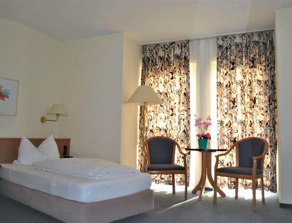 Hotel Garni Am Schaefersberg Niedernhausen Room photo