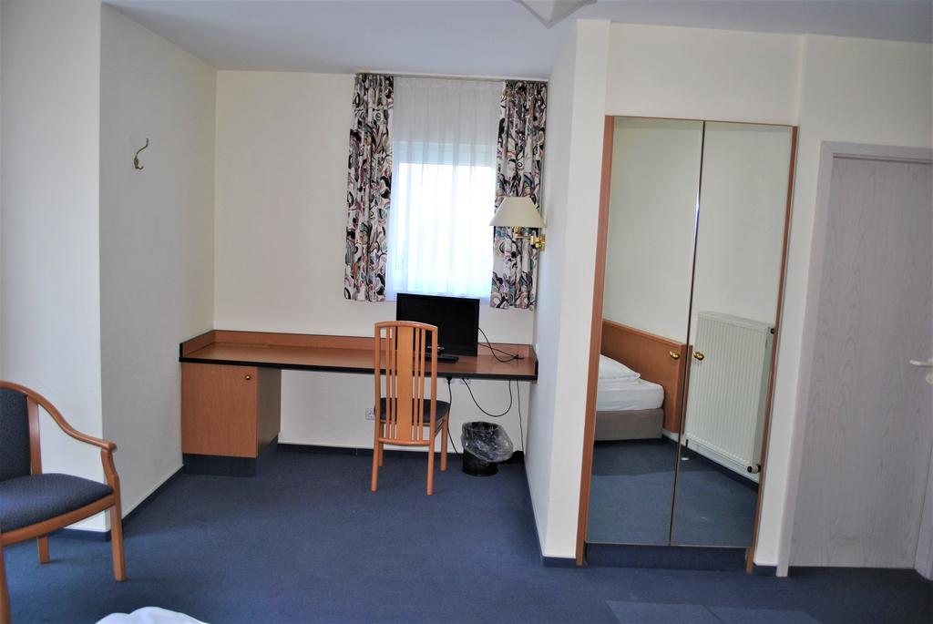 Hotel Garni Am Schaefersberg Niedernhausen Room photo