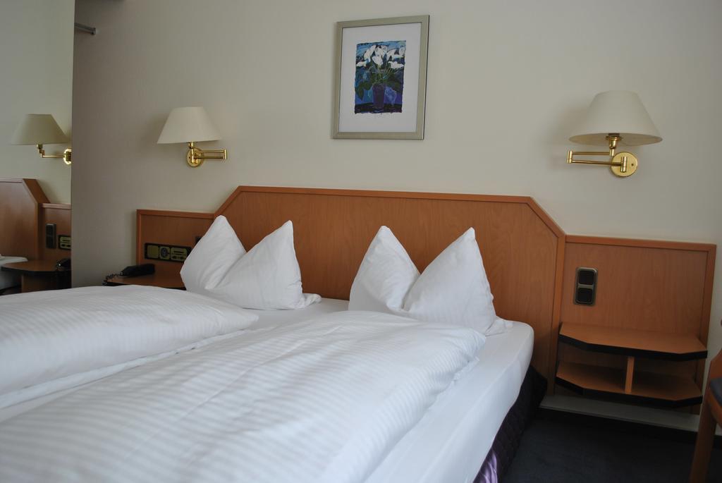 Hotel Garni Am Schaefersberg Niedernhausen Room photo