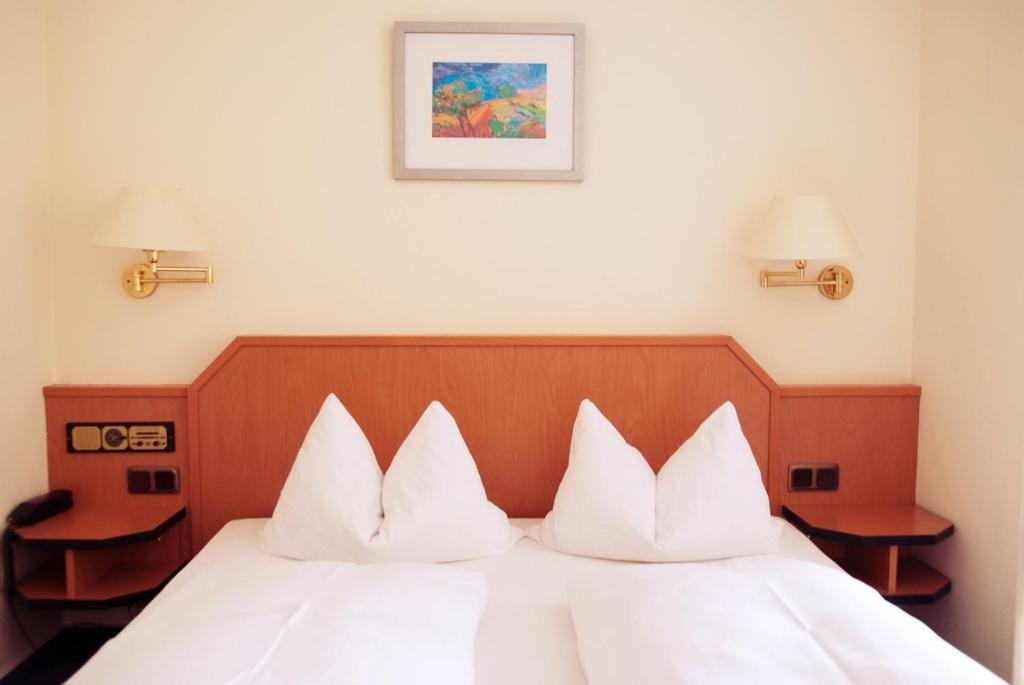 Hotel Garni Am Schaefersberg Niedernhausen Room photo